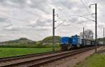 . Auch die Landschaft im Sden von Luxemburg hat ihren Reiz - Die CFL Cargo 1502 (eine MaK G 1206) hat mit ihrem leeren Gterzug am Haken den Bahnhof Belvaux-Soleuvre durchfahren und fhrt nun in Richtung Differdange. Bei den beiden Hgeln im Hintergrund handelt es sich um den 422 Meter hohen Zolverknapp (links) und den 403 Meter hohen Bielesser Gaalgebierg. 29.04.2015 (Hans)