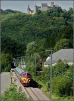 Zwei historische Denkmler auf einem Bild. Vor der Kulisse der Burg Bourscheid (BJ 1000-1477) fhrt die 1604 (BJ 1955) mit einer reinen Wegmann Garnitur am 19.09.2010 in Richtung Ettelbrck. (Jeanny)