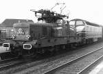 Luxemburg, Bahnhof Bettemburg, luxemburgische E-Lok CFL BB-3606 und eine Diesellok der CFL Serie CC 1800 in Doppeltraktion mit einem Güterzug. Scan eines Schwarz-Weiss-Fotos aus dem Jahr 1970.