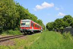 DB 628 6555 ist auf der Bienwaldbahn von Wörth am Rhein in Richtung Lauterbourg unterwegs und verlässt hier gerade den Haltepunkt Maximiliansau im Rüsten. (09.05.2022)