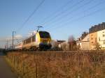 Lok 3003 mit IR 117 hat vor kurzem den Bahnhof von Mersch in Richtung Luxemburg verlassen.