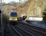 Lok 3013 mit Zug kommt aus dem Tunnel  Kirchberg  und fhrt im Bahnhof Kautenbach ein.
