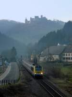 IR 119 mit Lok 3003 kommt in der Abenddmmerung aus Richtung Kautenbach durch Michelau gefahren.