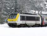 E-Lok 3013 steht mit ihrem Zug am 22.03.08 whrend einer leichten Schneeschauer im Bahnhof von Troisvierges, um spter als IR 114 nach Lttich zu fahren.