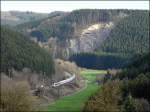 IR 118 in Richtung Lttich fhrt an einem Steinbruch in der Nhe von Sassel vorbei. Das Bild wurde am 25.04.08 von einer Anhhe beim Kloster von Fnfbrunnen (Cinqfontaines) gemacht.