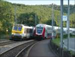 Zugbegegnung an der Haltestelle Drauffelt am 13.07.08. Whrend der Wendezug soeben in Richtung Luxemburg ausfhrt, kommt E-Lok 3008 in Drauffelt an, um nach kurzem Halt, seine Fahrt nach Lttich fortzusetzen. (Hans)