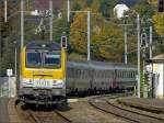 Am 19.10.08 kommt E-Lok 3006 mit ihren belgischen Wagen aus Lige Guillemins und fhrt bei herrlichem Sonnenschein in den Bahnhof von Wilwerwiltz ein. Wegen Bauarbeiten an der Strecke, wird sie aber nur bis Ettelbrck fahren, um dort im dichten Nebel umzusetzen und die Rckreise nach Lige Guillemins anzutreten. (Jeanny)