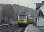 Bedingt durch Gleisarbeiten auf der Nordstrecke kommt E-Lok 3002 mit ihrem Zug aus Liers am 19.12.08 auf dem  falschen Gleis  in Wilwerwiltz an.