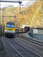 E-Lok 3017 hat mit ihrer belgischer Zuggarnitur den Tunnel Kirchberg verlassen und fhrt dem Bahnhof von Kautenbach entgegen.