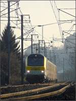 In den letzten Sonnenstrahlen des 28.12.08 ist E-Lok 3017 mit dem IR 116 nach Liers zwischen Lintgen und Mersch unterwegs.