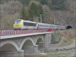 E-Lok 3013 hat am 24.01.09 mit ihrer belgischen Zuggarnitur den Tunnel vor Michelau verlassen und fhrt ber die runderneuerte Sauerbrcke in Richtung Luxemburg.