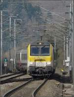 Da am 25.02.09 ein Gleis in Wilwerwiltz gesperrt war, mute die E-Lok 3015 mit ihrer belgischen Zuggarnitur, aus Richtung Liers kommend, kurz vor der Einfahrt in den Bahnhof, das Gleis wechseln.