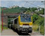 Der IR 113 Liers-Luxembourg donnert am 17.07.10 ohne Zwischenstopp durch die Haltestelle Michelau vor der Kulisse der Burg Bourscheid. (Hans) 