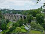 - Pulvermhle Viadukt - Der Pulvermhle Viadukt (luxemburgisch: Biisser Brck) in Luxemburg Stadt hat eine Lnge von 242 Meter und 13 Bgen von 15 Meter Durchmesser und wird zur Zeit von 2 auf 4 Gleise umgebaut. Hinter den schnen alten Pfeilern sieht man schon teilweise die neuen Betonpfeiler. Zur Zeit der Aufnahme fuhr der IR 115 Liers - Luxembourg ber die Brcke in Richtung Endbahnhof. 03.07.2012 (Jeanny)