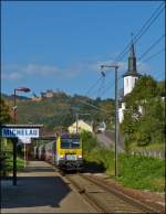 - Eingleisig – Die 3017 zieht am 10.10.2012 den IR 115 Liers – Luxembourg ber den eingleisigen Abschnitt der Nordstrecke in Michelau vor der Kulisse der Burg Bourscheid.