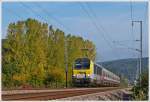 . Froschperspektive - Das schwenkbare Display meiner Kamera ermglichte mir am 19.10.2013 das Geschehen an der Bahnstrecke in Erpeldange/Ettelbrck an einem ehemaligen Bahnbergang hinter dem nun dort angebrachten Gelnder zu beobachten.

 Die nicht ganz saubere 3010 zog den IR 113 Liers - Luxembourg durch das beschauliche Sauertal, kurz bevor sie den Bahnhof von Ettelbrck erreichte. (Jeanny)