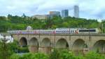 Der IC Liers-Liège-Luxembourg mit SNCB Schnellzugwagen gezogen von der CFL 3002 auf dem Clausener Viadukt kurz vor dem Bahnhof Luxemburg.