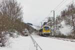 . Wintereinbruch an der luxemburgischen Nordstrecke - Nachdem es Mitte Januar krftig geschneit hatte, fuhren wir am 17.01.2016 an die Bahnstrecke zwischen Maulusmhle und Sassel, auch wenn das Wetter nicht so sonnig war, wie angekndigt.
Pnktlich erschien die 3008 mit dem IC 111 Luxembourg - Liers am Haken an der Fotostelle in der Nhe von Maulusmhle und lie die Fotografen kurze Zeit spter wie Schneemnner ausschauen. ;-) (Jeanny)
