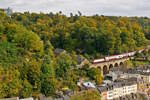 . Grnewald Viadukt - Der RE 3814 Luxembourg - Troisvierges hat den letzten und kleinsten der vier Viadukte auf dem Gebiet der Stadt Luxembourg, den Grnewald Viadukt erreicht und fhrt jetzt in Richtung Norden. 04.10.2017 (Jeanny)