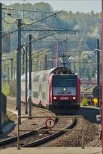 . Die CFL Lok 4020 kommt mit einem kurzen Personenzug aus Richtung Rodange und wird gleich in den Bahnhof Belval Universit einfahren. 18.04.2018 (Hans)