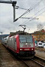 . Am 11.03.2018 steht die CFL Lok 4005 mit ihrem Zug am Bahnsteig in Ettelbrck zur Abfahrt bereit. Das Foto wurde aus dem Zugfenster vom Nebengleis geschossen. (Hans)