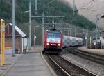 Lok 4006 mit Zug kommt auf dem Ausweichgleis in den Bahnhof von Goebelmhle eingefahren.