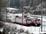 E-Loks 4020 und 4017 stehen im abgesperrten Bereich in der Nhe des Bahnhofs von Troisvierges am 22.03.08