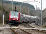 E-Lok 4018 fhrt mit IR 3743 aus Richtung Troisvierges durch die Kurve bei Enscherange am 10.04.08.