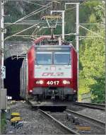 E-Lok 4017 hat am 09.09.08 den Tunnel in der Nhe des Campingplatzes von Kautenbach verlassen und fhrt dem Bahnhof Kautenbach entgegen.