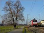 Der Wanderweg zwischen Lintgen und Mersch bietet bei herrlichem Winterwetter neue Perspektiven, die E-Lok 4008 in Richtung Luxemburg zu fotografieren.