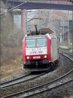 E-Lok 4020 hat am 14.12.08 den Bahnhof Colmar-Berg verlassen und fhrt in Richtung Luxemburg. (Jeanny)