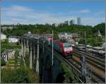 Der Clausener Viadukt ist mit seinen 199 Metern und 9 Bögen der kürzeste Viadukt und wird hier von der 4013 mit ihren DoStos befahren. Es wundert stets, wie schnell diese Bauwerke um 1860 gebaut wurden und wie mühelos sie die Jahrhunderte überdauern. 01.08.09 (Jeanny) 