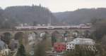 CFL 4005 schiebt ihre Dostos am 9.März 2011 als RB 3411 nach Ettelbrück, über das Clausen Viadukt, das drittgrösste der 4 Viadukte der Luxemburger Nordstrecke.
Unten rechts die Jugendherberge von Luxemburg-Stadt.
Das Foto wurde von einer der Aussichtplatform der sogenannten  Corniche , dem Wanderweg entlang der ehemaligen Festungsanlagen aufgenommen.