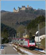 - Winterimpressionen - Die Burg Bourscheid scheint es wenig zu interessieren, dass der IR 3737 Troisvierges - Luxembourg  am 10.02.2012 durch Michelau braust.