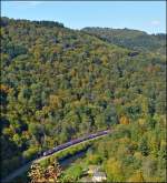 - Ierwescht Fuusslee – Am Aussichtspunkt Ierwescht Fuusslee in Bourscheid hat man eine schne Aussicht auf das herbstliche Sauertal und den IR 3737 Troisvierges – Luxembourg. 10.10.2012 (Jeanny)