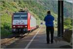 Der Fotograf und sein Motiv - immer wieder ein dankbares Fotosujet.  Die CFL 4016 erreicht mit einem moselaufwärts fahrenden Güterzug Kattenes.
22. Juni 2014