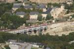 Wieder mal ein Bild aus dem Flugzeug. Zwei BR 4000 treffen sich gerade auf der Brücke nördlich des Hauptbahnhofes.
Man sieht auch das dort fleissig gebuddelt wird. Da kommt bestimmt eine erweiterte Strecke dazu. Bild vom 10.09.2015.
Die Positionsmarke zeigt den Ort des Motives.