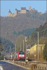 Die E-go Werbelok 4019 drckt ihren Zug an der Burg Bourscheid vorbei in Richtung Wiltz.