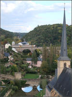 Idyllisches Luxemburg -    Blick ins Tal mit der Kirche Saint-Jean, der Stierchen-Brücke unten und dem Clausener Viadukt im Hintergrund.
