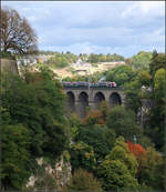 Viel Grün -    Blick von der Passerelle (Alte Brücke) in Luxemburg auf das Pulvermühlenviadukt.