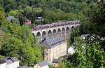 Blick auf den Pfaffental-Viadukt in Luxemburg mit zwei nordwärts fahrenden Triebwagen der Serie 2200 (27.04.2018)