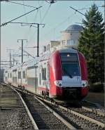Der Triebzug 2211 kommt am 19.12.08 aus Rodange und fhrt in den Bahnhof von Ptange ein.