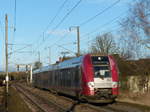 Ein CFL-Zug der Reihe 2200 ( Computermaus ) bei der Ausfahrt aus Berchem.