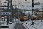 . Triebzug Z 2013 fhrt am 10.12.2017 aus Diekirch kommend in den verschneiten Bahnhof von Ettelbrck ein. Links sieht man die Abzweigung der Strecke in den Norden von Luxemburg nach Troisvierges und weiter nach Lttich.  (Hans) 