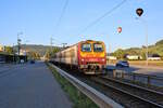 CFL 2005 und 2002 fahren hier im letzten Abendlicht als RB von Diekirch nach Luxembourg Ville und sind hier gerade auf der eingleisigen Strecke von Diekirch nach Ettelbruck unterwegs. (06.09.2023)