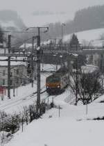 Der Planverkehr zwischen Mersch und Troisvierges wird am Samstag, den 22.03.08 durch die Triebzge der BR 2000 abgewickelt. Hier kommt Triebzug 2007 whrend einer krftigen Schneeschauer in Troisvierges an. 