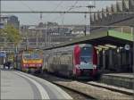 Alt und neu nebeneinander am 19.10.08 im Bahnhof von Luxemburg. Der Triebzug 2016 stand zur Abfahrt nach Ptange via Dippach bereit, whrend der Triebzug 2204 noch auf die Fahrgste nach Nancy wartete. (Jeanny)