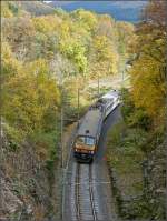 Der Triebzug 2004 kurvt am 18.10.08 durch die engen Schluchten auf seinem Weg von Kautenbach nach Wiltz.