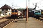 Zugkreuzing von 2001 (CFL) mit R4 4939 Wasserbillig-Rodange und 628 491-3/928 491-0 (DB) mit Zug Luxembourg-Trier auf Bahnhof Wasserbillig am 8-4-2000. Bild und scan: Date Jan de Vries.