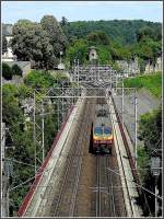 Der Triebzug 2011 fährt über den Bisserweg Viadukt dem Bahnhof von Luxemburg entgegen. Vor den Überresten der Festung sieht man im Hintergrund die Stelle wo die Nordstrecke und die Strecke aus Wasserbillig zusammentreffen. 01.08.09 (Jeanny) 